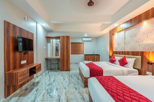 Family Triple Room | Desk, laptop workspace, free WiFi