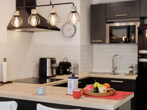 Kühlschrank, Mikrowelle, Ofen, Geschirrspüler