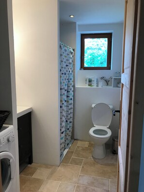 Toalhas de banho, sabonete, papel higiênico 