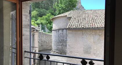 Charming 1-bedroom house in quiet area of Sisteron with WiFi