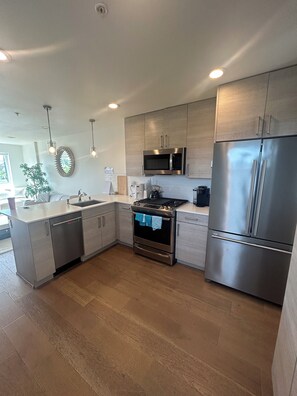 Geladeira, micro-ondas, fogão, cooktop