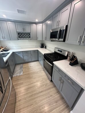 Private kitchen - Spacious 5-bedroom house in enchanting Northridge with WiFi, AC (Los Angeles)