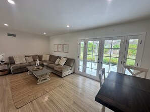 Living area - Spacious 5-bedroom house in enchanting Northridge with WiFi, AC (Los Angeles)