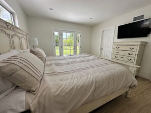 5 bedrooms, iron/ironing board, WiFi, bed sheets