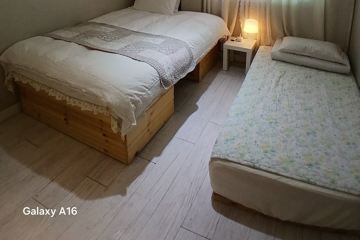 1 habitación, tabla de planchar con plancha, wifi gratis y ropa de cama