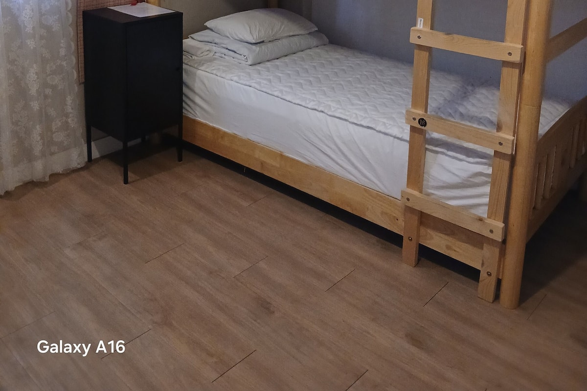 1 habitación, tabla de planchar con plancha, wifi gratis y ropa de cama