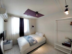 Tabla de planchar con plancha, wifi gratis y ropa de cama 