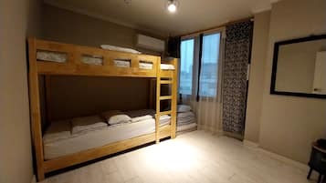 Tabla de planchar con plancha, wifi gratis, ropa de cama