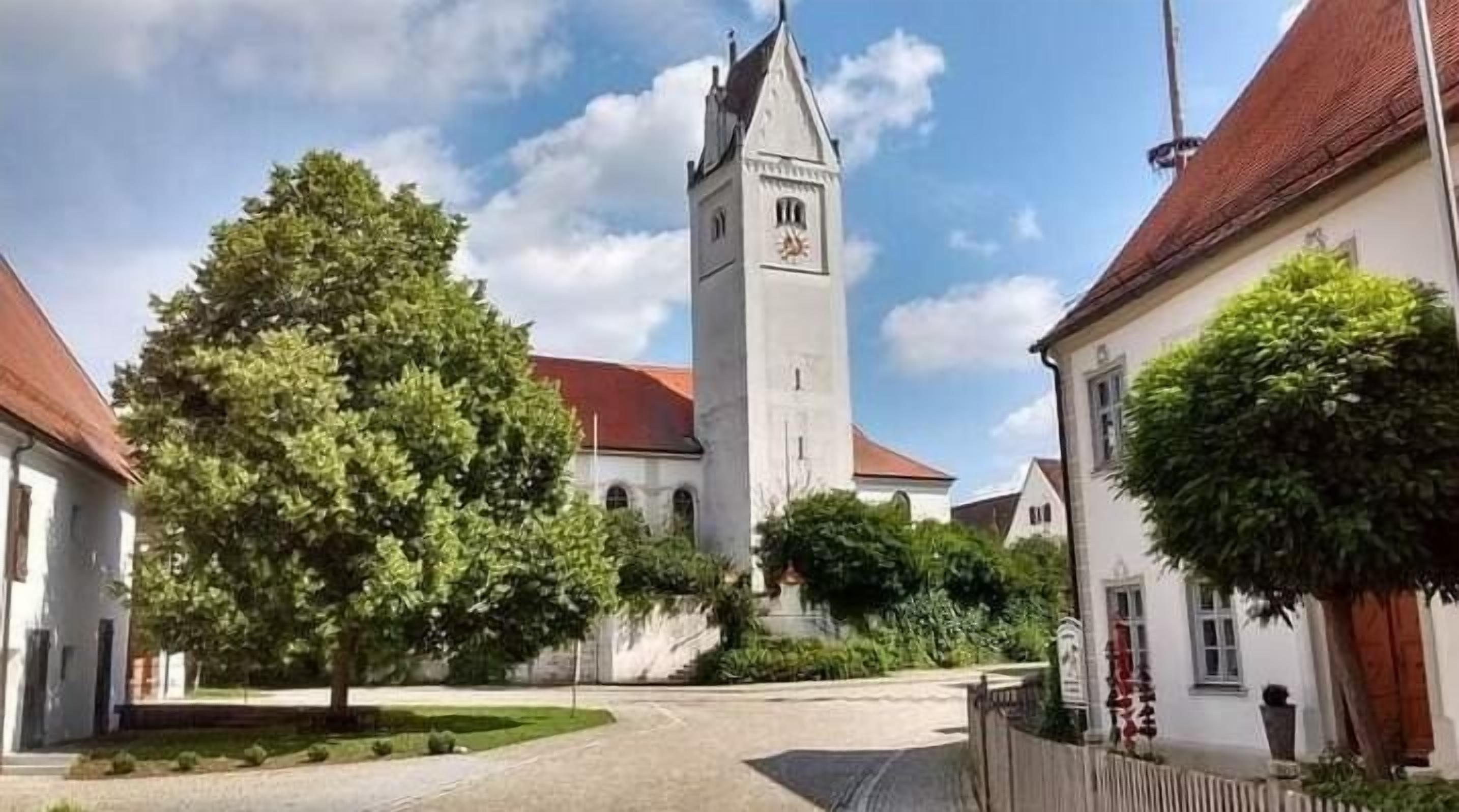 Ferienhaus beim Boten (Neuburg an der Kammel)-Dorfplatz