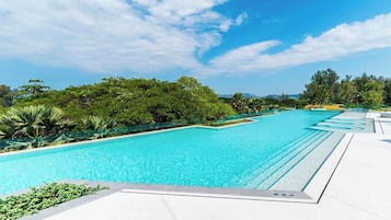 Kolam renang outdoor, dengan payung kolam renang dan kursi berjemur