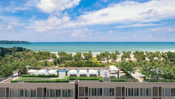 Un resort con piscina, palmeras y vistas al océano.