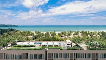 Kolam renang outdoor, dengan payung kolam renang dan kursi berjemur