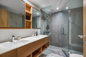 Familie appartement, niet-roken, aan het strand | Badkamer | Een douche, een haardroger, handdoeken, toiletpapier