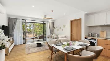 Apartemen Keluarga, 3 kamar tidur, Bebas Asap Rokok, balkon | Area keluarga | Televisi LCD 50-inci dengan saluran TV kabel