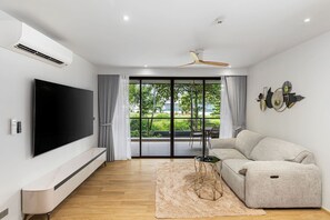 Căn hộ dành cho gia đình, 3 phòng ngủ, không hút thuốc, ban công | Khu phòng khách | TV LCD 50-inch có truyền hình cáp 