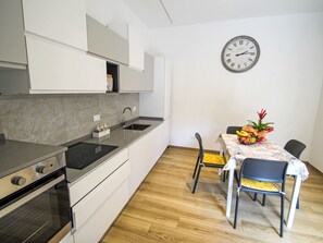Fridge, oven, dishwasher, cookware/dishes/utensils
