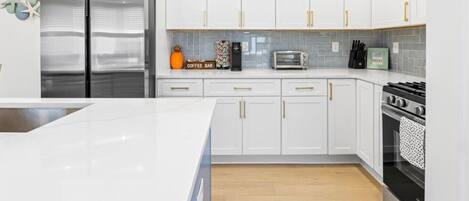 Een koelkast, een microgolfoven, een oven, een kookplaat