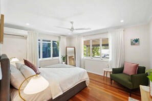 3 makuuhuonetta, työpöytä, silitysrauta/-lauta, vauvan matkasänky