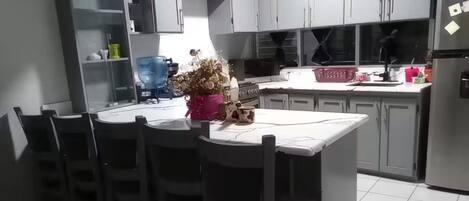 Micro-ondes, four, batterie de cuisine, vaisselle et ustensiles