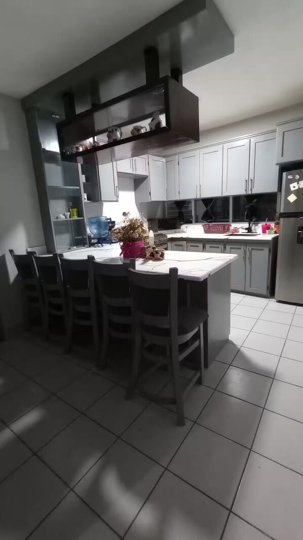 Een magnetron, een oven, kookgerei, borden en bestek