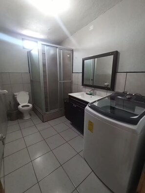 Handtücher, Seife, Shampoo, Toilettenpapier