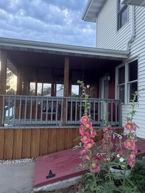 Exterior detail - The Inn on Main Fairfax 4 bedroom, 5 bed, 4.5 bathroom house (Fairfax)