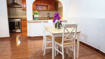 Fridge, oven, blender, cookware/dishes/utensils