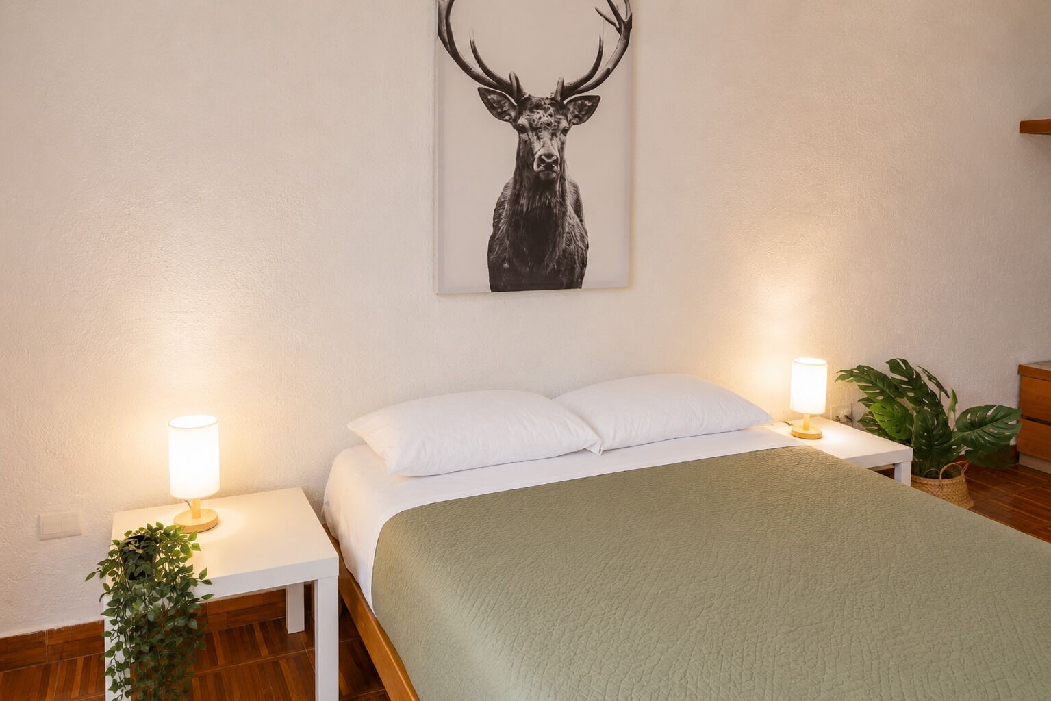 Wifi gratis, decoración personalizada y ropa de cama 