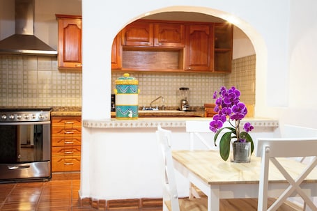 Refrigerador, horno, licuadora, utensilios de cocina