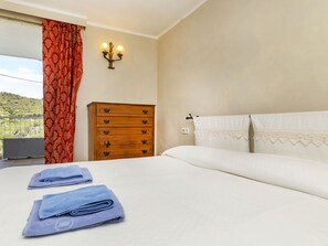 2 bedrooms, desk