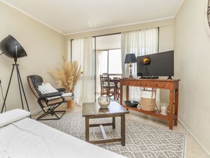 2 bedrooms, desk