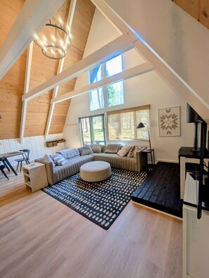 Smart TV, fireplace - Harbor Springs Escape, renovated chalet that sleeps 6, near Nubs & Boyne. (Harbor Springs)
