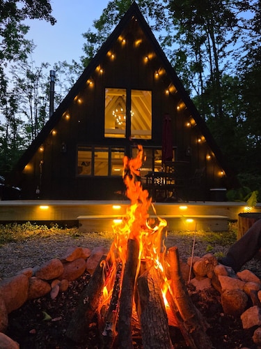 Harbor Springs Escape, renovated chalet that sleeps 6, near Nubs & Boyne.