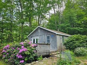 Exterior - Cozy 2-bedroom cabin in charming Shandaken with WiFi, AC (Shandaken)