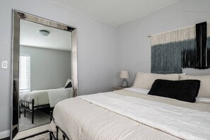 4 bedrooms, iron/ironing board, WiFi, bed sheets