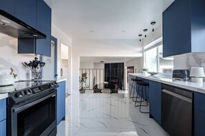 Private kitchen - Entire home in Fairfield, California, United States 4 bedrooms7 beds2.5 baths (California)