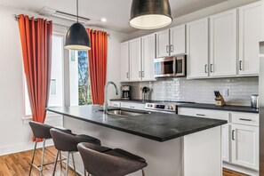 Fridge, microwave, oven, stovetop - Nashville Rooftop Oasis! 8 min Broadway. Sleeps 12 (Nashville)