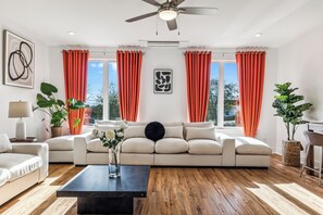 Smart TV - Nashville Rooftop Oasis! 8 min Broadway. Sleeps 12 (Nashville)