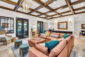 Een televisie en een open haard