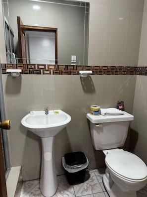 Chuveiro, toalhas de banho, sabonete, shampoo
