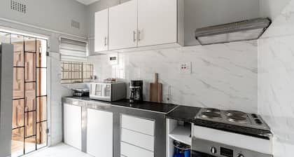 Modern Apt near Best Malls Restaurants &Stores