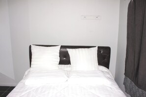 2 habitaciones, tabla de planchar con plancha, wifi y ropa de cama 
