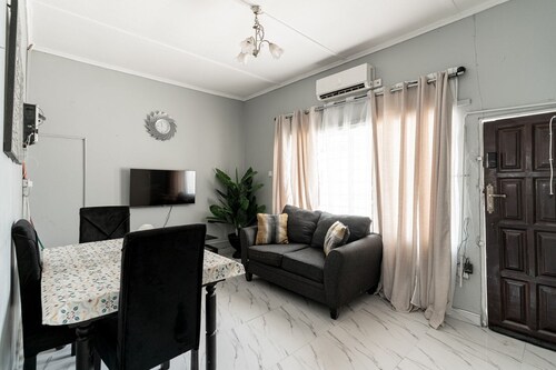 Modern Apt near Best Malls Restaurants &Stores