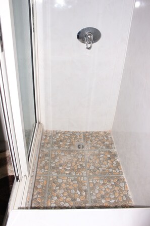 Regadera, secadora de cabello, toallas, jabón 