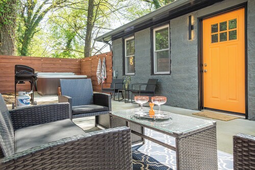 Modern Knox Guesthouse - Hot Tub/Pet Friendly/Private Patio/Grill