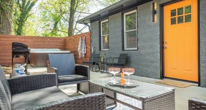 Modern Knox Guesthouse - Hot Tub/Pet Friendly/Private Patio/Grill