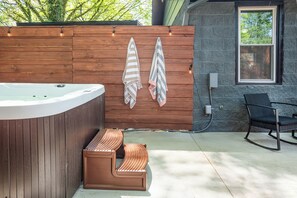 Terrace/patio - Modern Knox Guesthouse - Hot Tub/Pet Friendly/Private Patio/Grill (Knoxville)