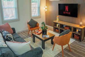 Smart TV - Cozy 1-BR Guesthouse Knoxville - Pet Friendly/Hot Tub//Private Patio/Quiet (Knoxville)