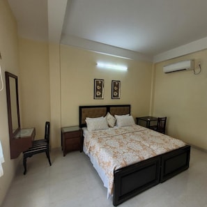 3 habitaciones, tabla de planchar con plancha, wifi y ropa de cama 