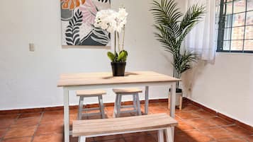 Comfort maisonnette, keuken, uitzicht op tuin | Dineerruimte